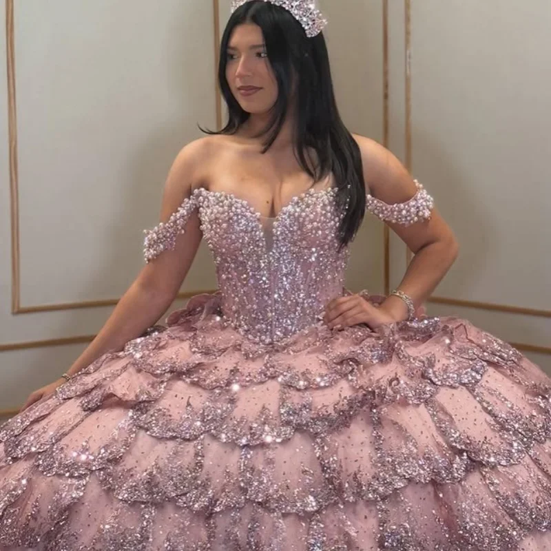 

Блестящие розовые платья Quinceanera по индивидуальному заказу с открытыми плечами и аппликацией из пайеток, кружевное многослойное платье с длинным хвостом и бантом, Vestido 15, Quinceanera