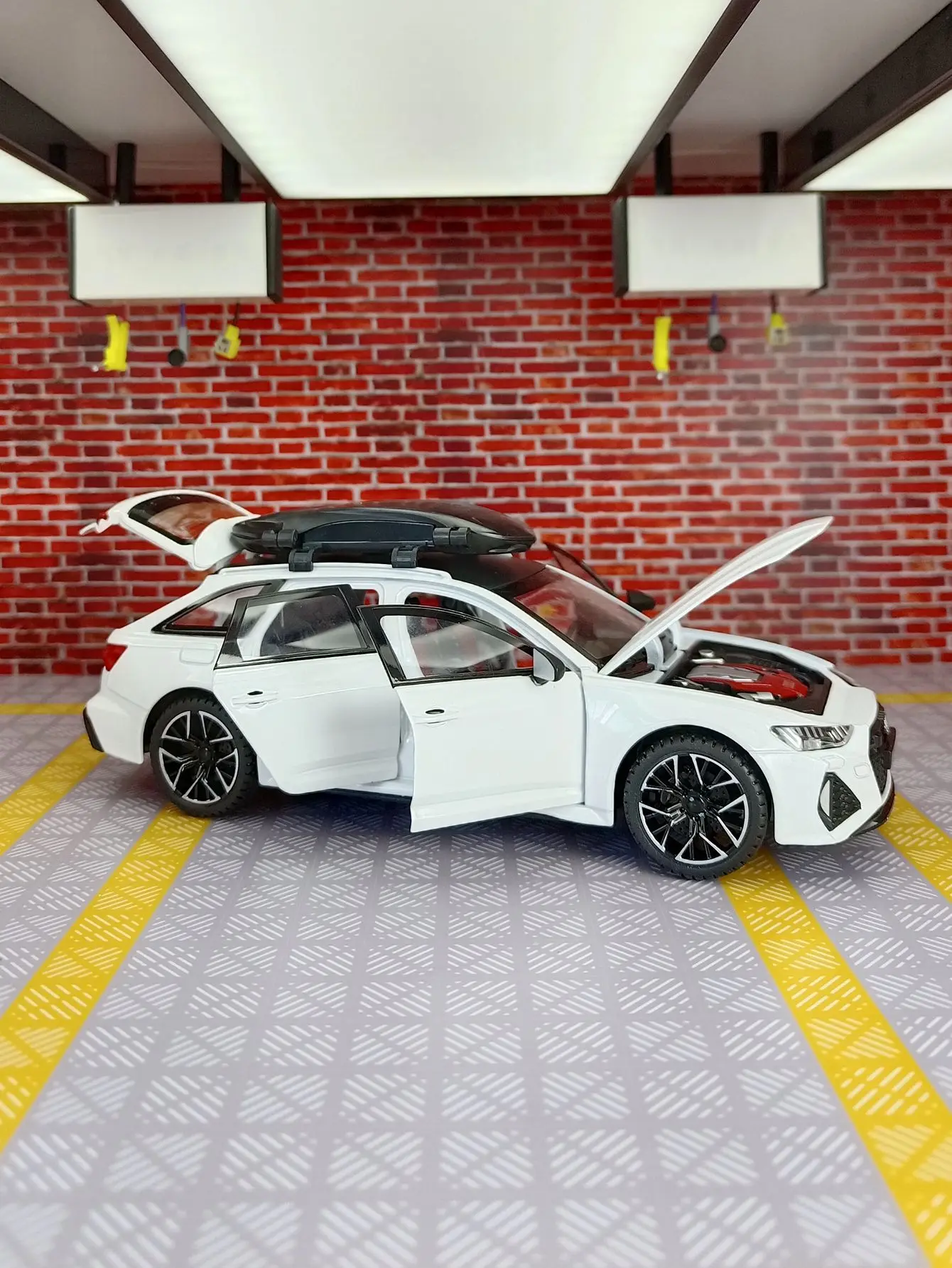1:24 modelo de carro de liga de carro RS6, portas e capô do motor, porta-malas pode ser aberto, presente de carro de brinquedo com feedback de som e luz para crianças
