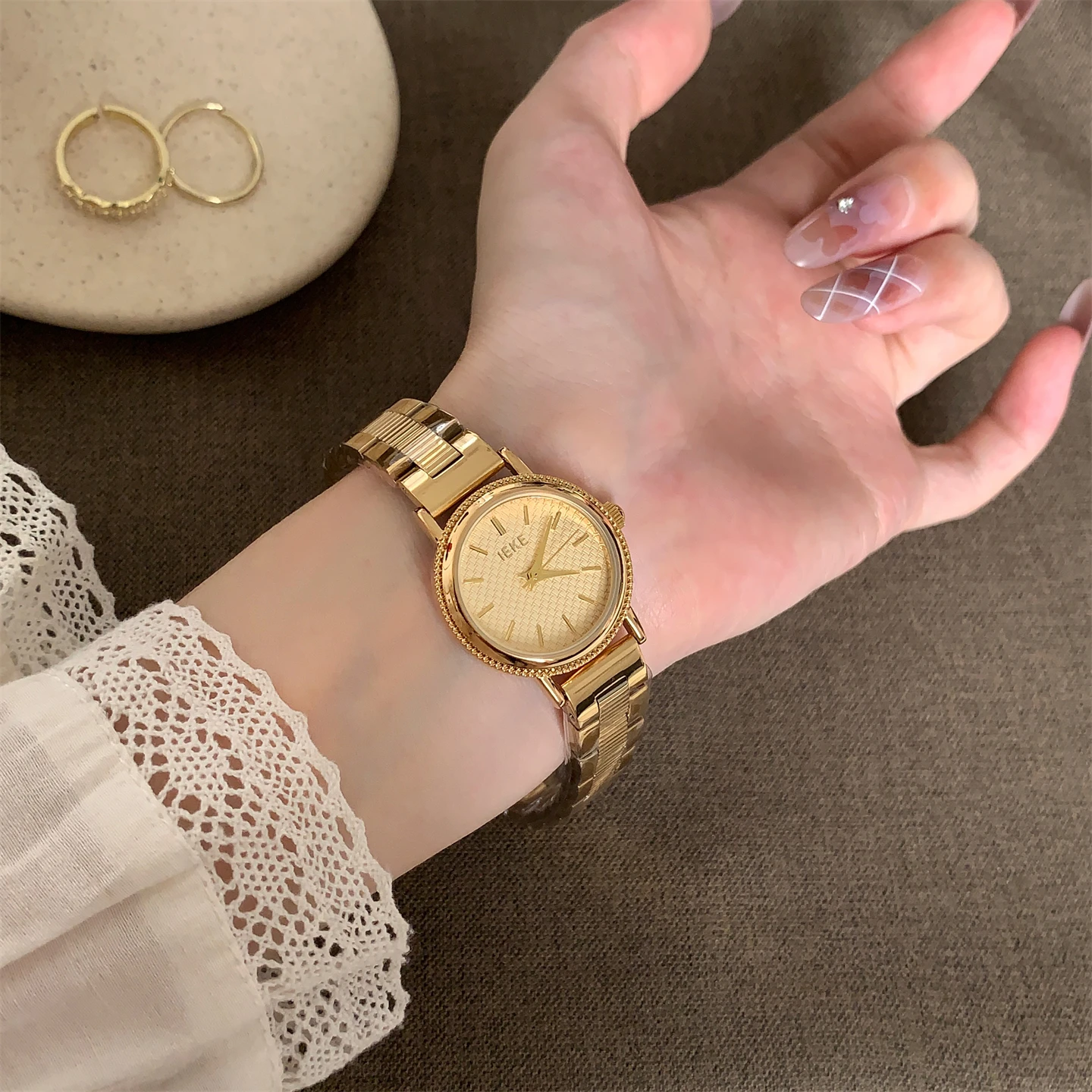 

Retro style gold round strip Ding pointer watch female exquisite small commuter temperament quartz women's watch