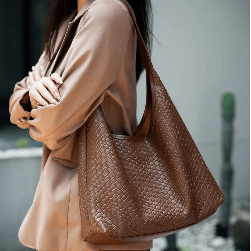 

Ретро-модная сумка-тоут для женщин, городская сумка на плечо, новинка осени 2025, трендовая повседневная сумка на одно плечо, простая и стильная