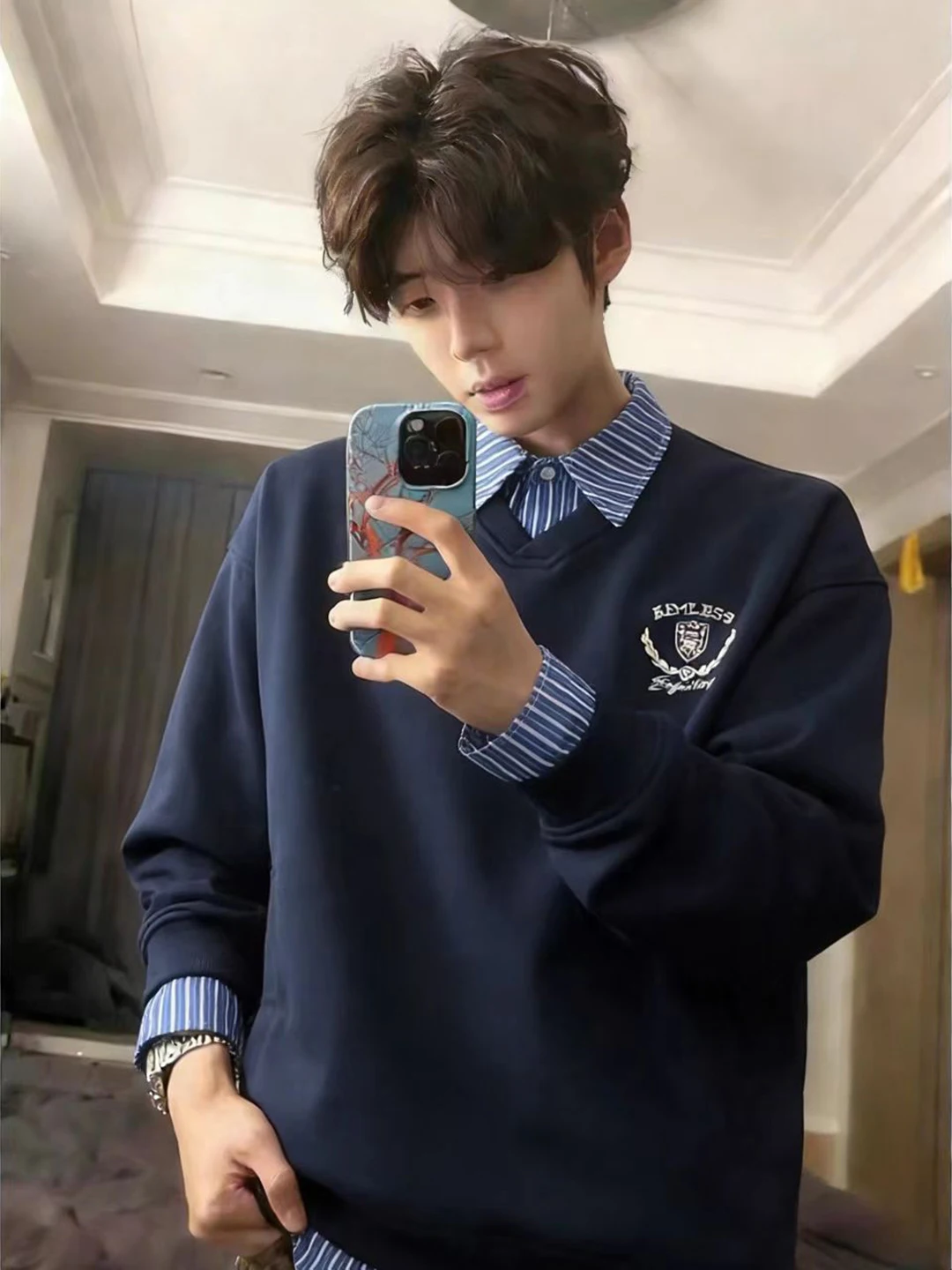 

Мужская футболка-поло с длинным рукавом цвета кобальтовой синевы, с вышитым воротником, имитация двухслойности, весенняя, в университетском стиле, удобная, из хлопка.