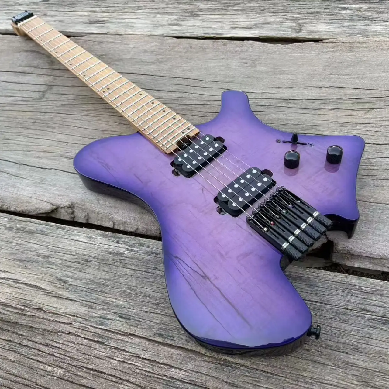 

В наличии: Электрогитара Acepro безголовая, глянцевая, фиолетовая, с верхней декой из коа, нержавеющие стальные лады, гриф из обжаренного клёна, чёрная фурнитура.