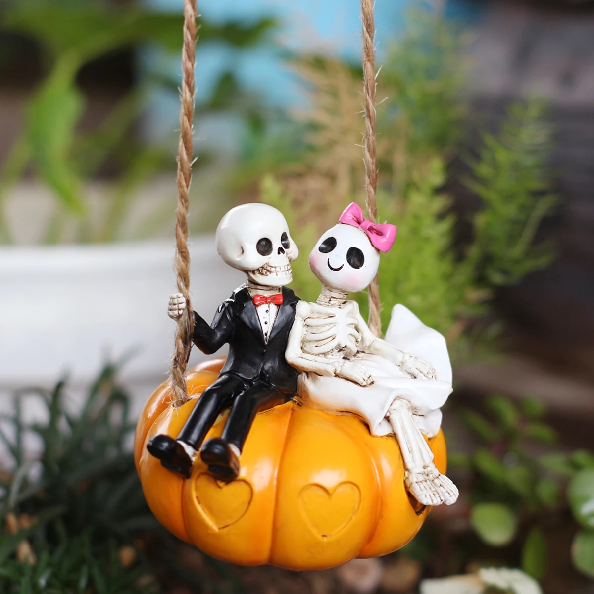 Skull Bride and Groom Pumpkin Swing Ornament Creative Couple Resin Pendant Halloween Atmosphere Courtyard Window Decoration Craft Halloween Garden Balcony Decorative Small Hanging Ornament