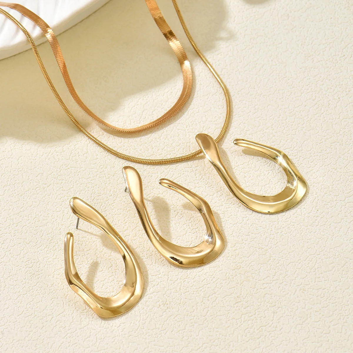3-teiliges Set Modischer Goldfarben Ovaler Anhänger Halskette Ohrringe Schmuckset für Frauen Luxuriöses Übertriebenes Hochzeits-Party-Geschenk – Detail 6