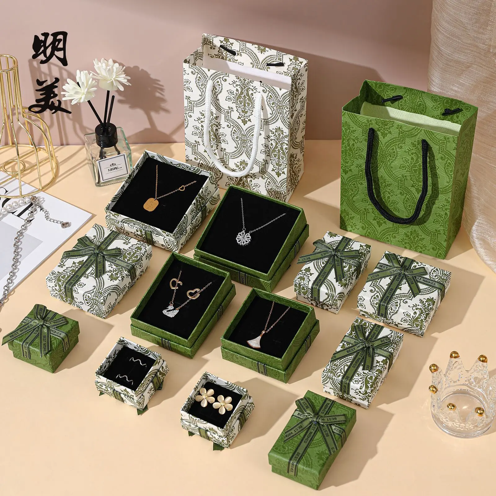 

Кольцо с классическим узором, серьги-гвоздики, маленькие украшения, шкатулка для драгоценностей, ожерелье, серьги и упаковочная коробка