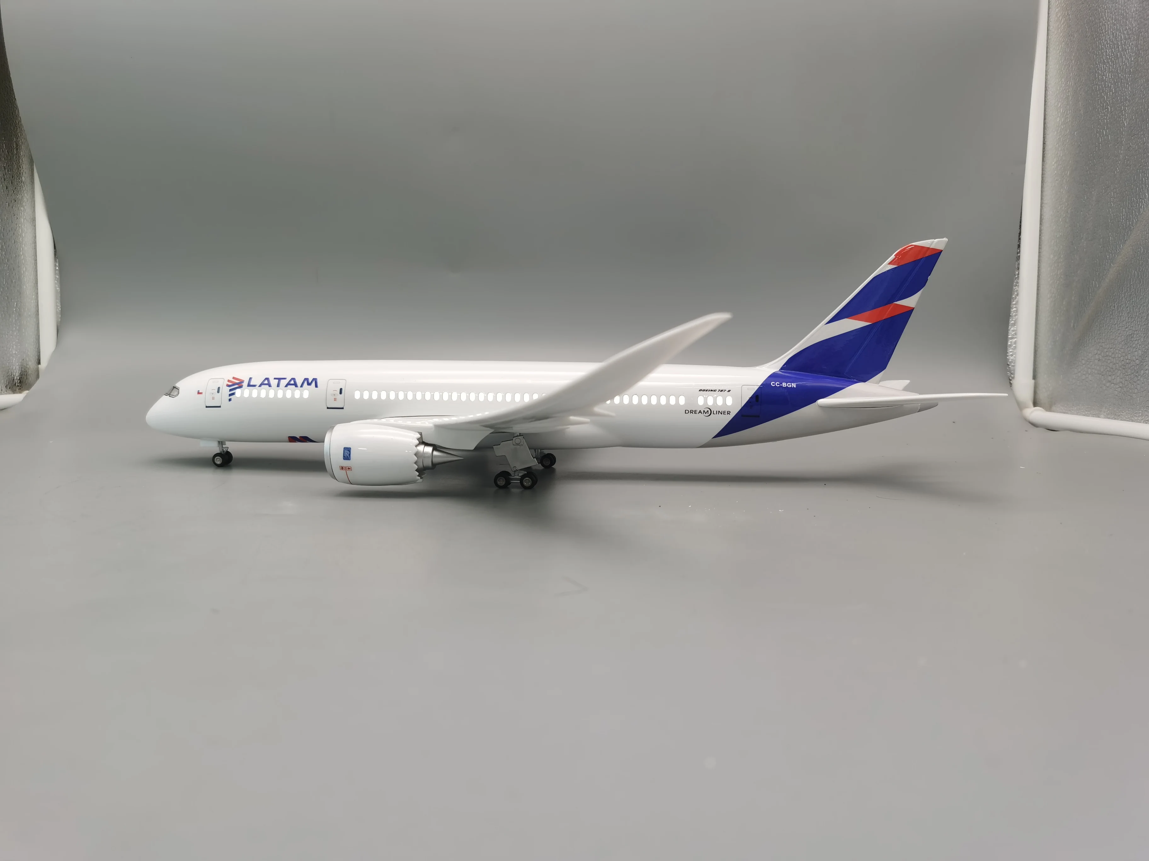 B787 비행기 모델 47cm 라틴 아메리카 항공 장난감 비행기 모델 1/130 스케일 소형 비행기 빛과 바퀴 장난감 소년 어린이