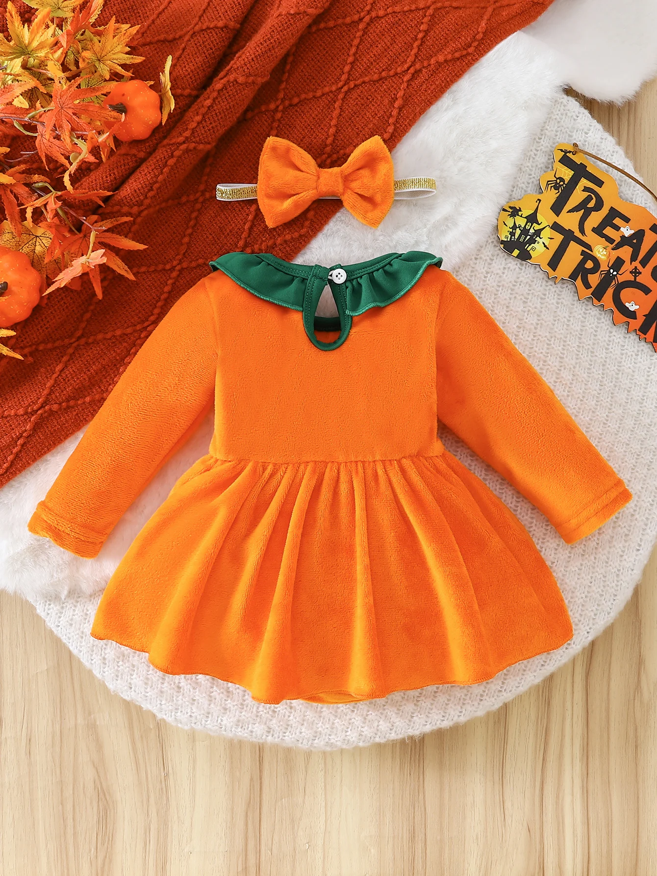2-teiliges Halloween-Kostüm-Set für Babys, Mädchen, flauschiger Langarm-Body mit Rüschenkragen, Kürbisgesicht-Stickerei, Rock und Stirnband – Detail 2