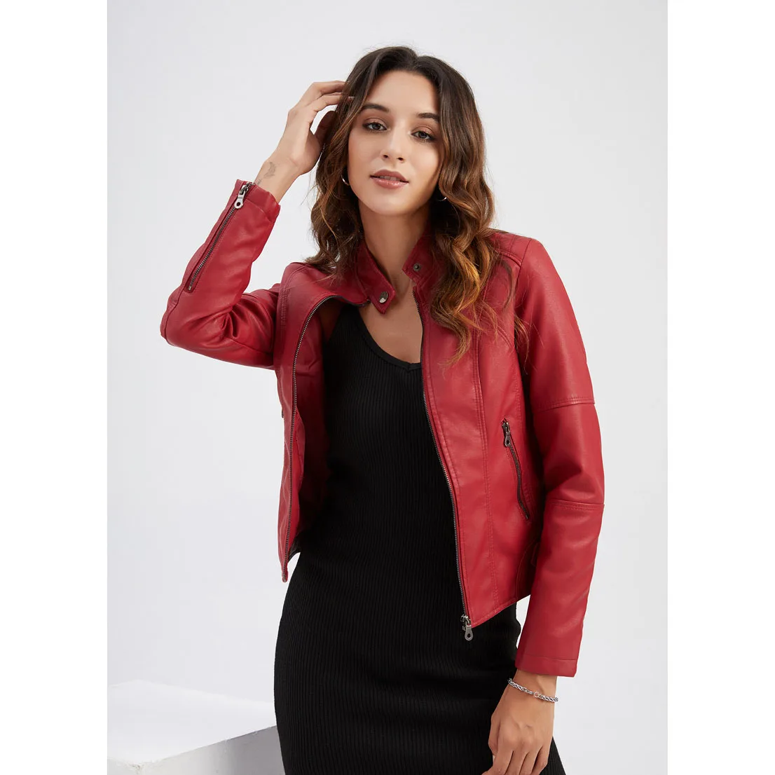 ربيع الخريف المرأة سترة جلدية 2025 جديد الوقوف طوق سستة قاطرة بولي معطف معطف جلد الإناث فو أسود أحمر معاطف 4XL