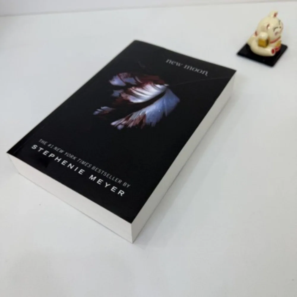 New Moon (The Twilight Saga Book 2) by Stephenie Meyer Vampire-Werewolf Romance Bella & Edward Love Story YA Fantasy Novel