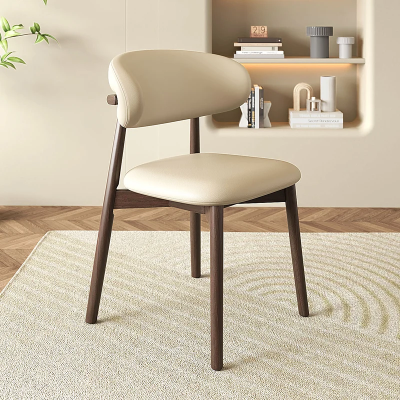 Krzesło hotelowe/restauracyjne w stylu skandynawskim, z litego drewna, kremowe, proste, designerskie, z miękkim oparciem.