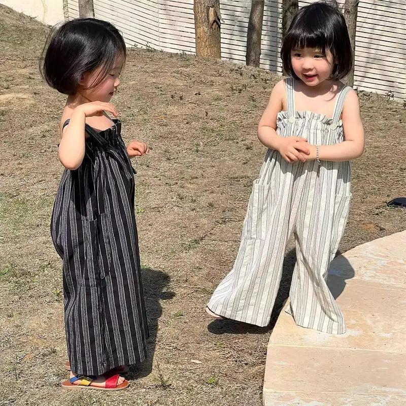 الفتيات العمودي مخطط ثنائي الجيوب بذلة الأطفال السراويل 2025 الزي الصيفي ملابس الأطفال اليابانية والكورية الجديدة