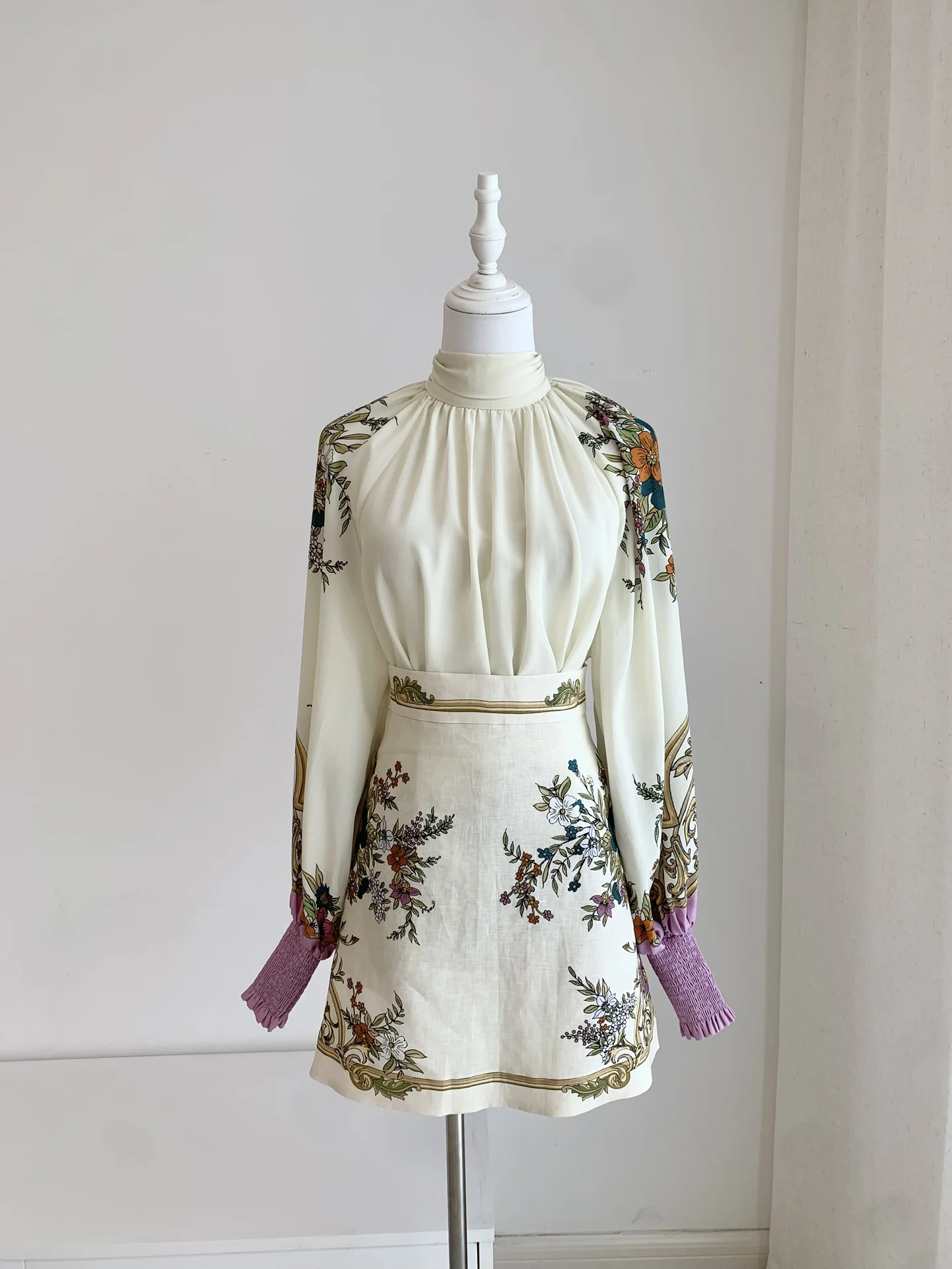 Dolcevita da donna con stampa floreale retrò in seta + top in viscosa + minigonna in lino a vita alta