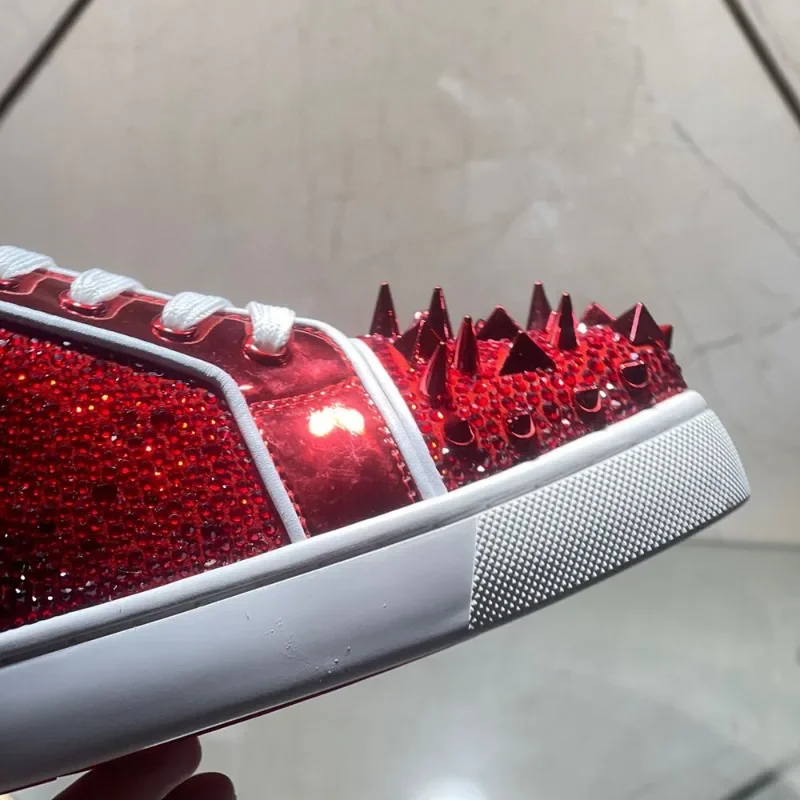 Marca de luxo alta superior fundo vermelho para homens formadores condução cravado patente sapatos couro genuíno bagunçado rebites cristal apartamentos tênis