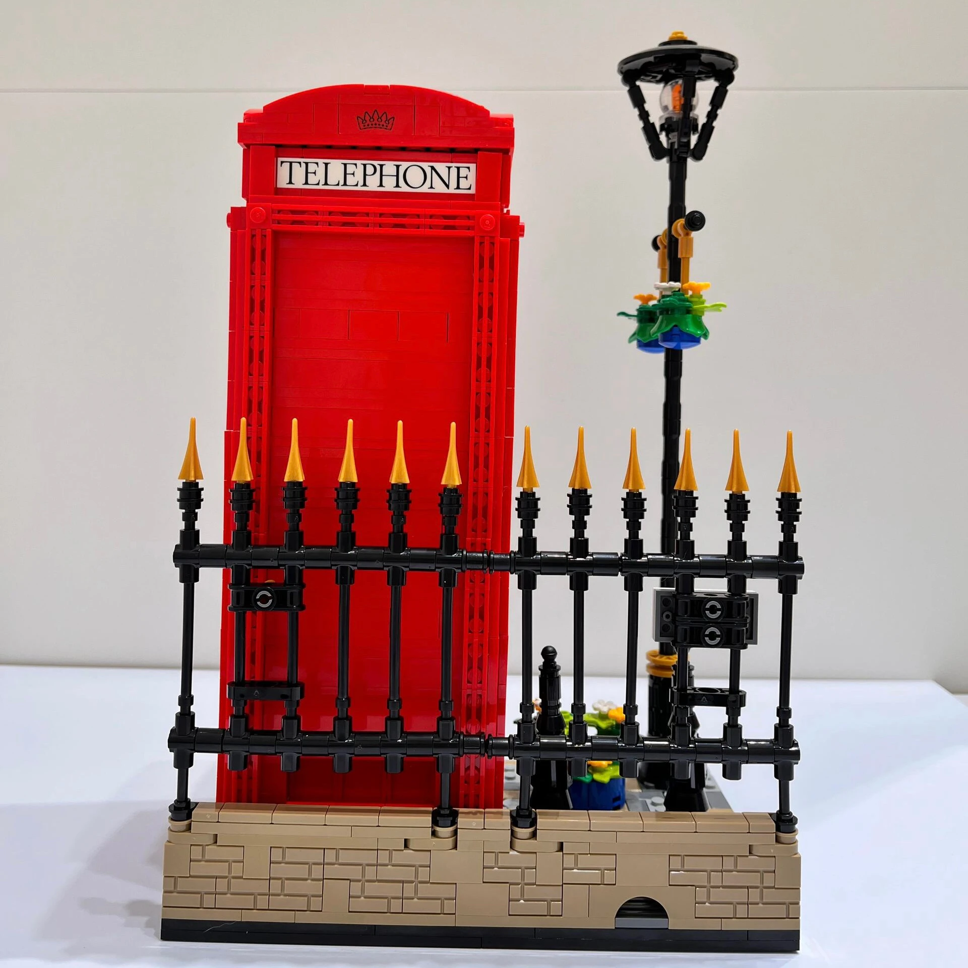 1460PCS London Red Telephone Booth Street View Series Men and Women Puzzle Building Blocks Toy Gift 21347