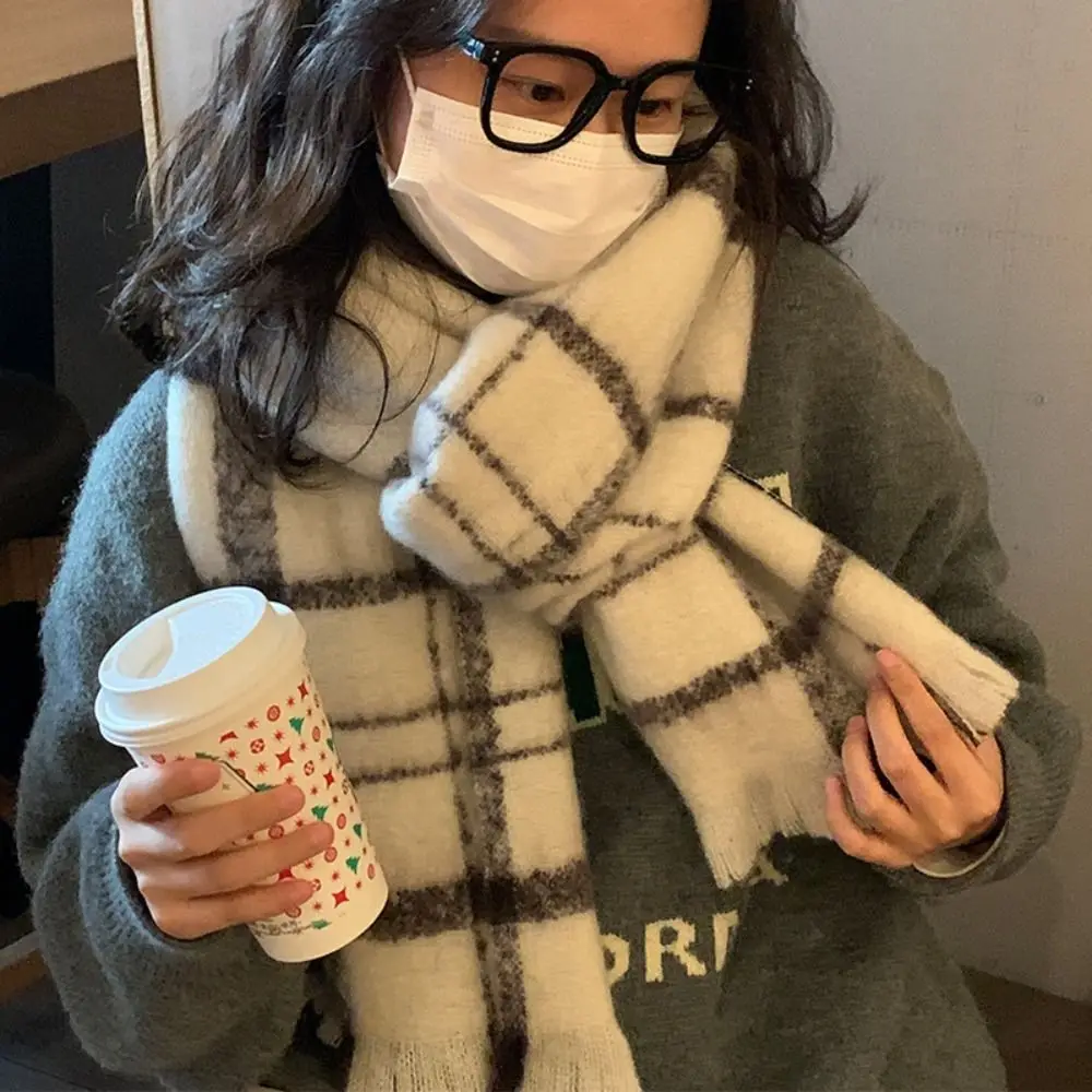 Elegancki biały szalik w kratę Zimowe ciepłe moherowe szale z frędzlami Miękkie zagęszczone długie Pashmina damskie
