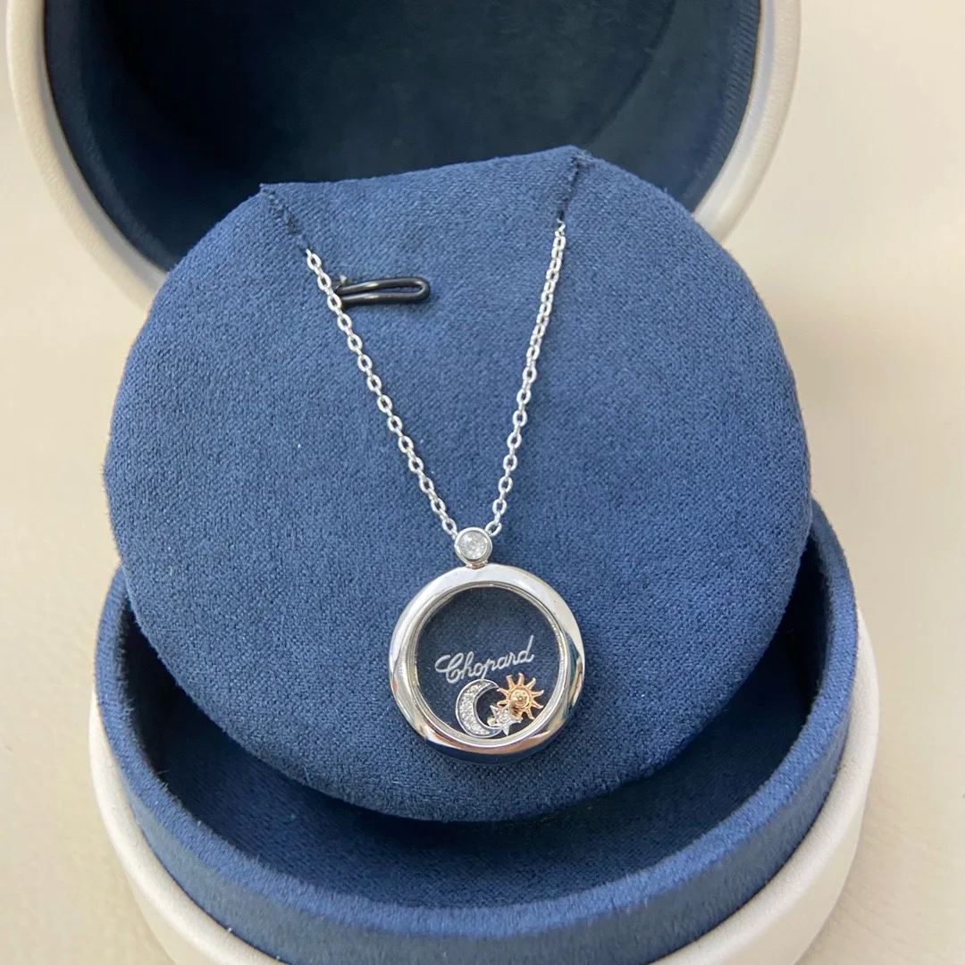 

Новое круглое ожерелье Xiaojia Glossy Single Diamond Moon, Sun and Star с высокой версией. 2025 года — это модно и универсально.