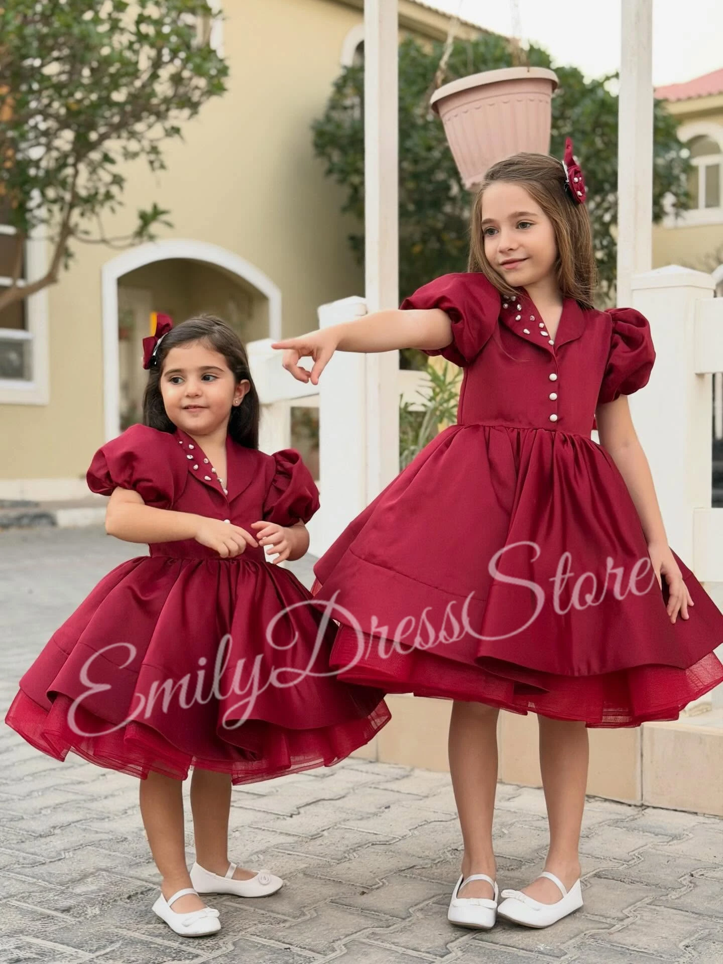 ชุดเดรสเด็กผู้หญิงสีไวน์แดงแบบสั่งตัดสำหรับงานแต่งงาน คอวี ผ้าซาตินประดับมุก สำหรับงานวันเกิด งานเพื่อนเจ้าสาว งานเลี้ยง งานรับศีลมหาสนิท ชุดราตรี