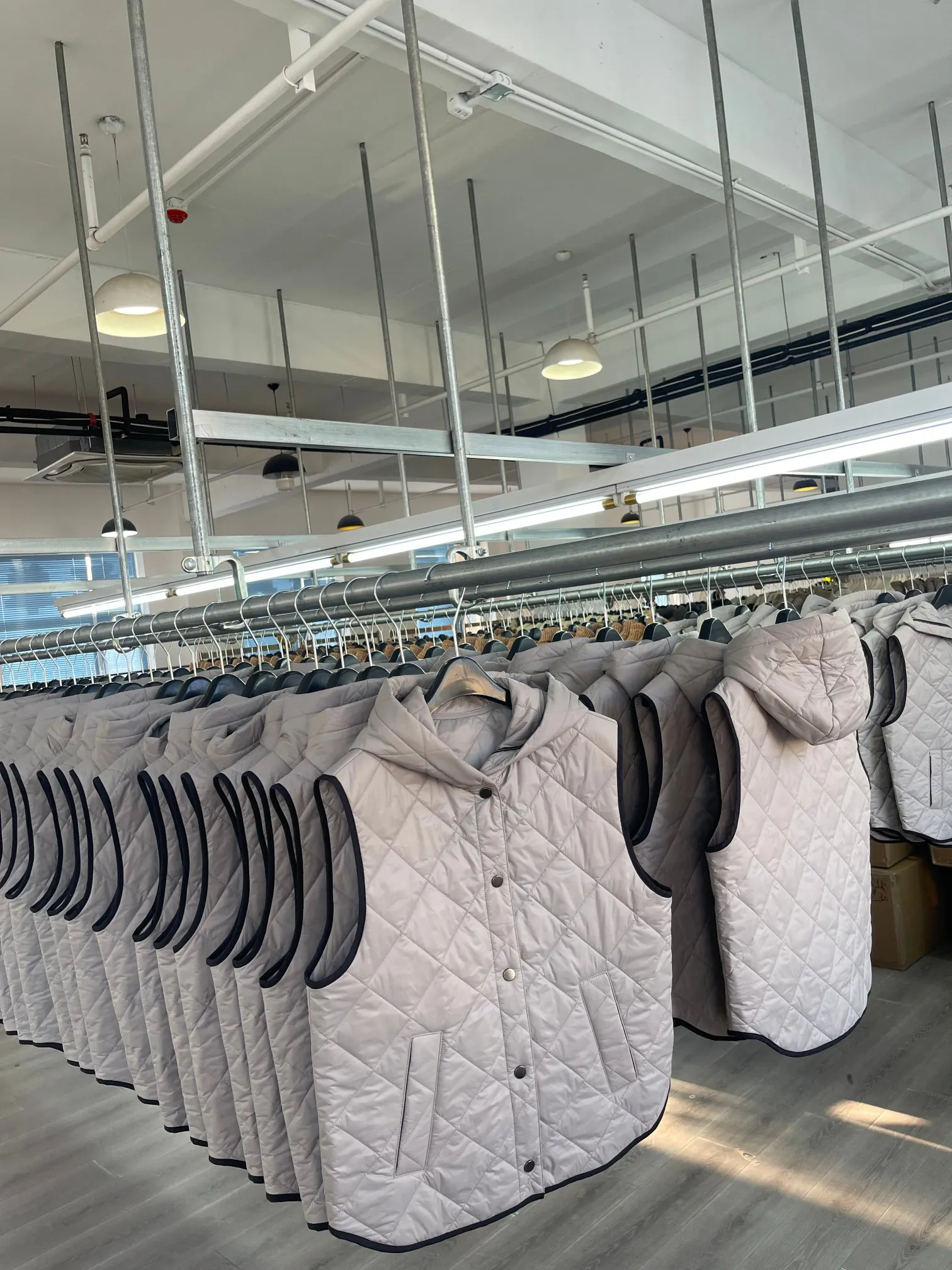 2025 Autunno e inverno nuovi arrivi casual versatile catena di perline leggero caldo diamante trapuntato gilet con cappuccio allentato