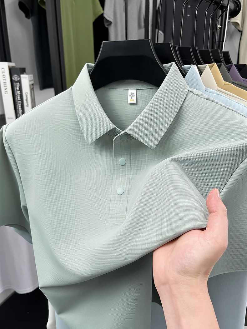 Hochwertiges Eisseide-Kurzarm-Poloshirt für Herren, klassisches einfarbiges, atmungsaktives Business-Casual-T-Shirt, neues Luxus-Oberteil für den Sommer. – Detail 15