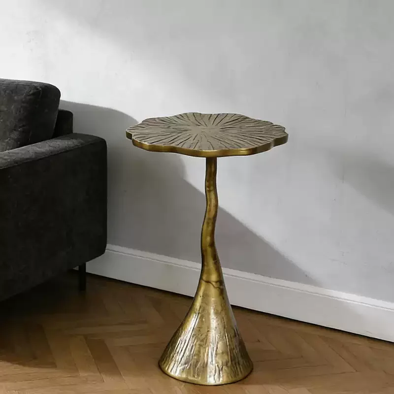 

Набор стола и стульев JC Simple из латуни, подходящий для современных квартир, с простыми и гладкими линиями, придающими изысканность.