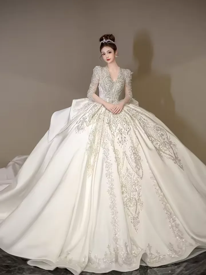 Luksusowe suknie ślubne z długim rękawem, klasyczna satynowa suknia ślubna z królewskim trenem, błyszcząca suknia ślubna szyta na miarę.