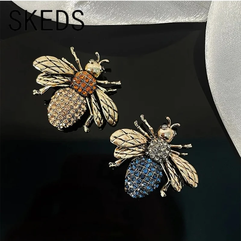 SKEDS Klassische Männer Frauen Biene Farbige Kristall Luxus Broschen Pins Vintage Unisex Anzug Kleidung Abzeichen Zubehör