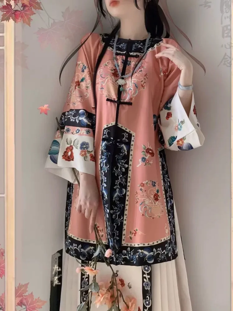 เครื่องแต่งกายชาติพันธุ์ของศาลราชวงศ์ชิงใหม่ ชุดกระโปรงม้าลายดอกไม้พร้อมปกกลมติดกระดุมสองแถว