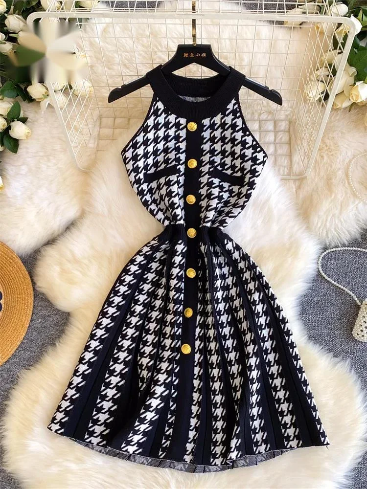 Women'S Fashion In The 1950S - Sukienki robocze w pepitkę z dekoltem