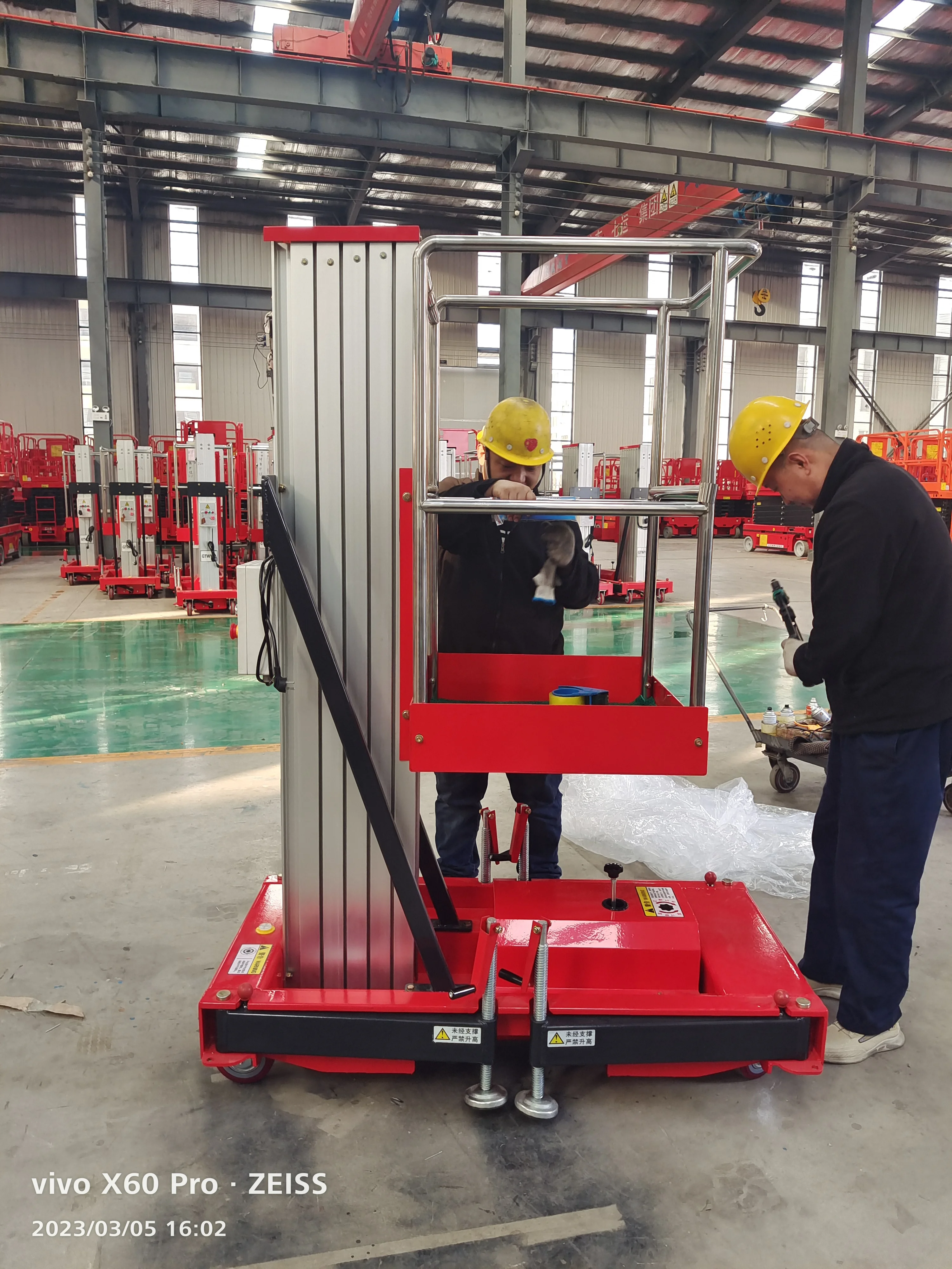 Electric scissor lift 550 pounds capacity 8 meters 26.25 feet height movement, suitable for a variety of working environments
