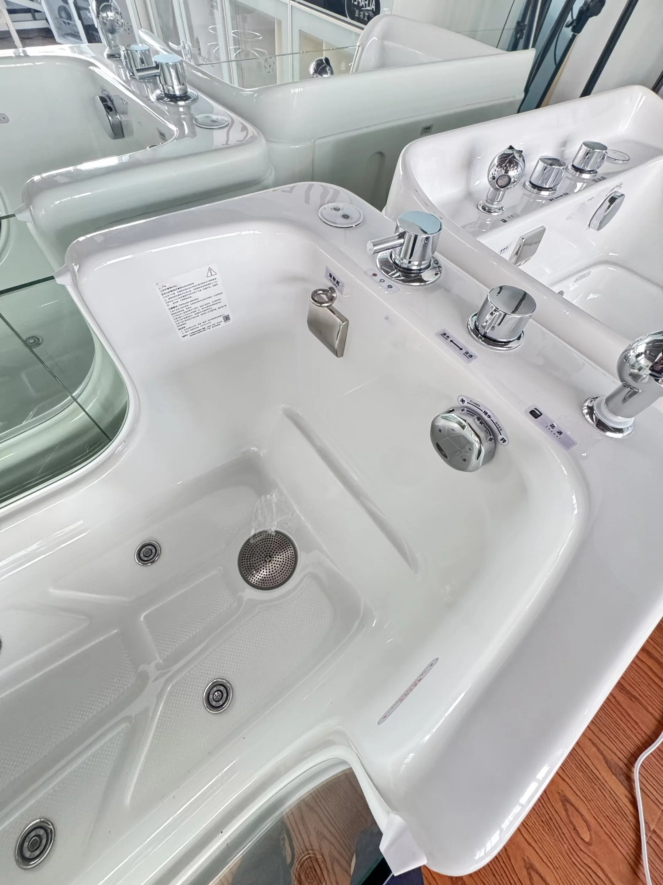 Luxury Modern Dog Grooming Spa Tub Nano Bubble Technology Eco-Friendly Acrylic Material Waterproof Design Indoor/Outdoor