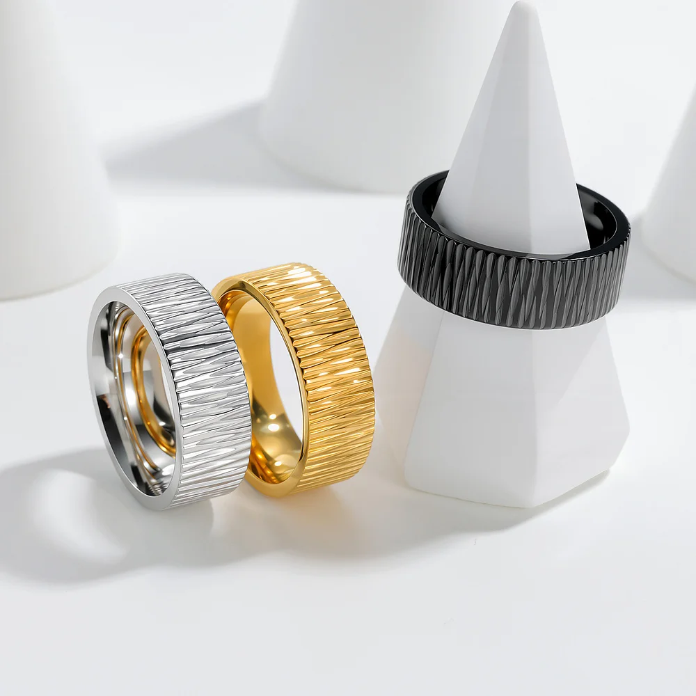 Diagonaler Rillenring für Männer, goldfarben, Edelstahl, strukturiertes Band, gerillter Statement-Ring, geometrischer linearer Schmuck – Detail 1