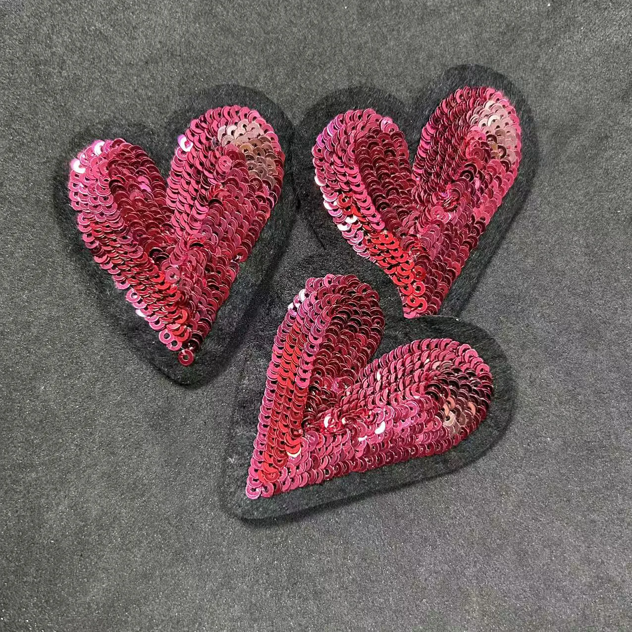 3 Stück rosa Herz-Pailletten-Aufnäher, niedlich zum Aufnähen für Kleidung, Taschen, DIY, Bekleidungszubehör