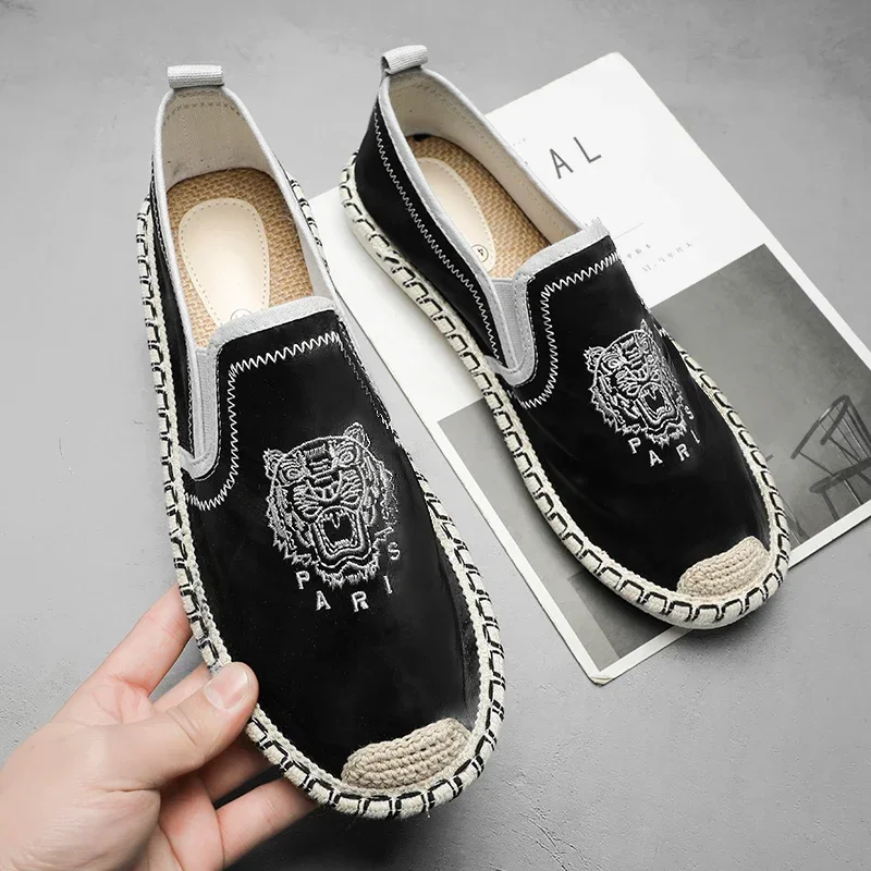 2024 New Men Casual Loafers Embroidered Tiger Shoes Classic Black Flat Men Shoes Letter Printing Slip On Footwear Male Plimsolls