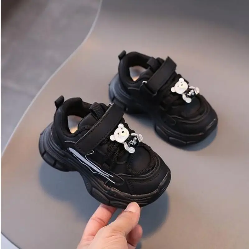 Children's sports shoes with leather surface 2024 autumn new style girls' walking shoes boys' non slip casual running shoes