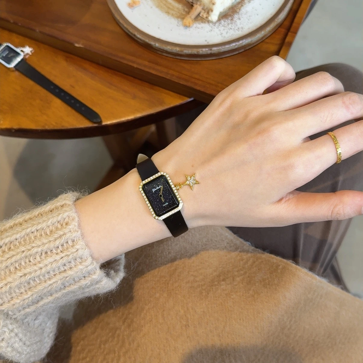 Luxury Starlight Dial Design Women's Watch Personality Fashion Casual Niche Women's Quartz Watch Elegant Girl's Watch Gift