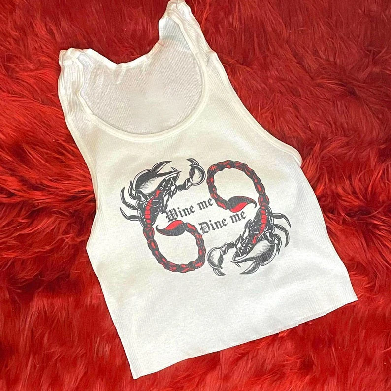 Geripptes Tanktop mit A Wine Me Dine Me 69 Me Scorpion Vintage 20 Zoll Emo Girls Aesthetic Buchstaben-Print Grunge Goth Camisole Top
