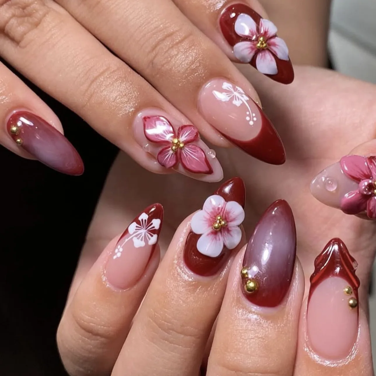 24 Uñas Postizas Rojas Francesas con Flores 3D, Uñas Adhesivas con Cuentas Doradas y Leopardo, Uñas Postizas Metálicas Dulces y Modernas con Forma de Almendra