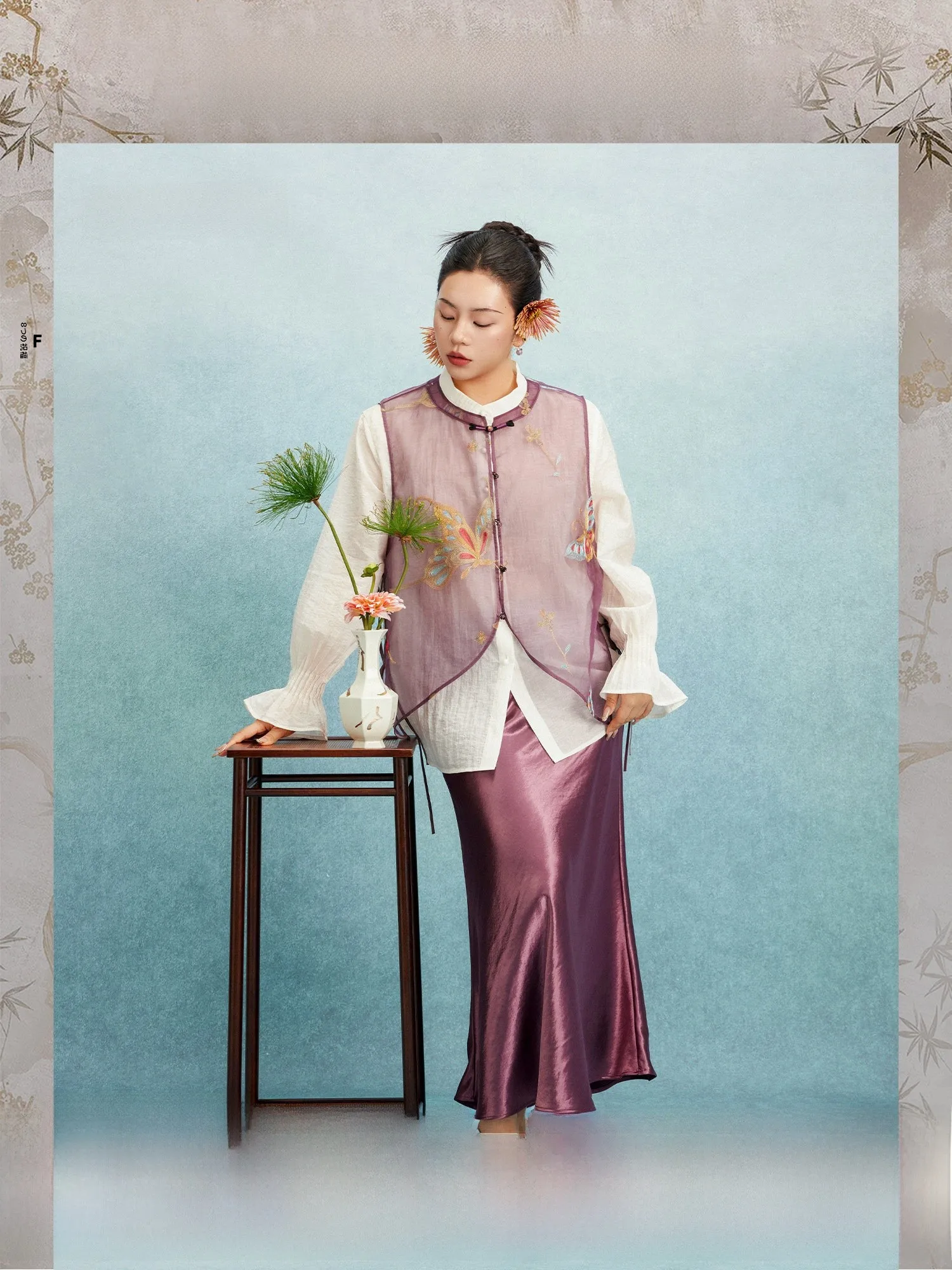 

Новый комплект из трех предметов в китайском стиле: рубашка с тяжелой вышивкой, юбка из искусственного ацетата с маленьким воротником-стойкой, модная женская одежда больших размеров.