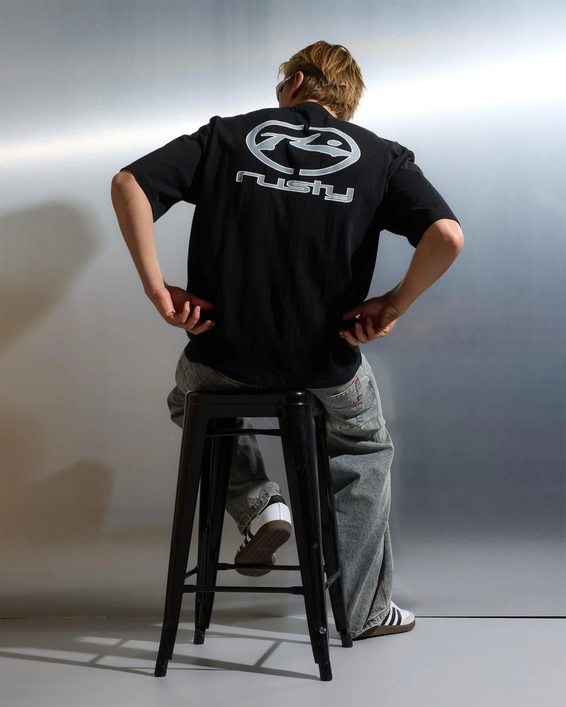 Streetwear Brand Font - Czarna Retro Owalna Koszulka Techwear z