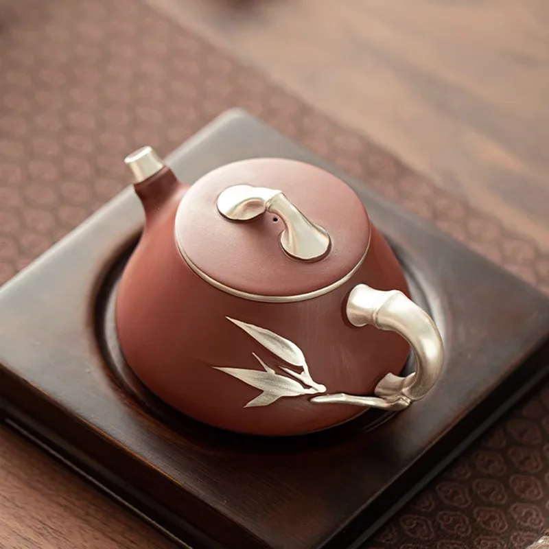 

Китайский керамический чайник из исинской фиолетовой глины с позолотой и серебряным декором, из натуральной руды, в стиле «Большой Красный Халат» (Zi Ye Shi), ручной работы, подарочный.