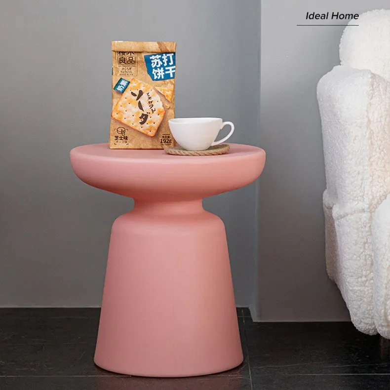 طاولة قهوة مستديرة من البلاستيك الشمالي، غرفة معيشة بسيطة وحديثة ومبتكرة، وطاولة مستديرة لنافذة الخليج وشرفة بجانب السرير