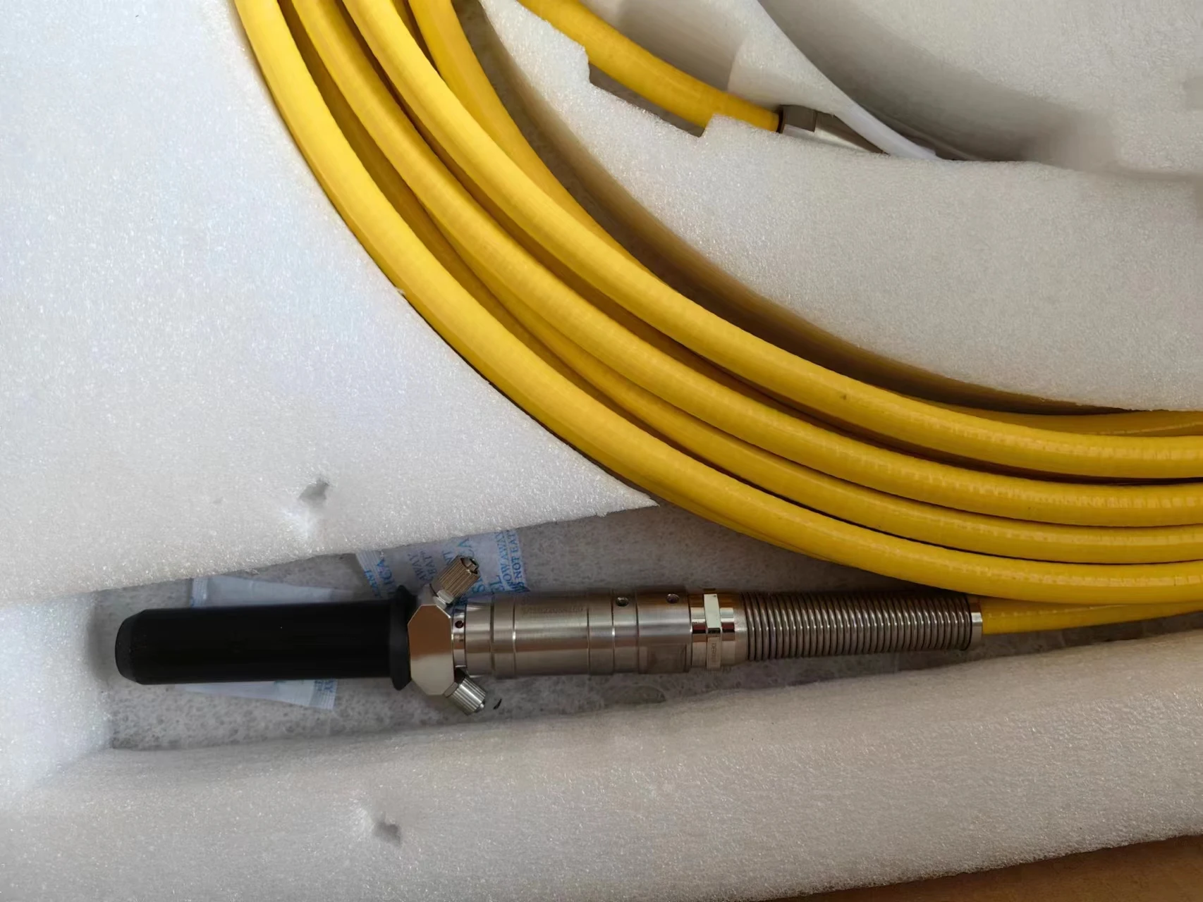 كابل IPG بطول 20 مترًا 50um Core 125um خطوط التسوية أجزاء قطع معدنية من الألياف 3KW كابلات سلك تصحيح الألياف الضوئية