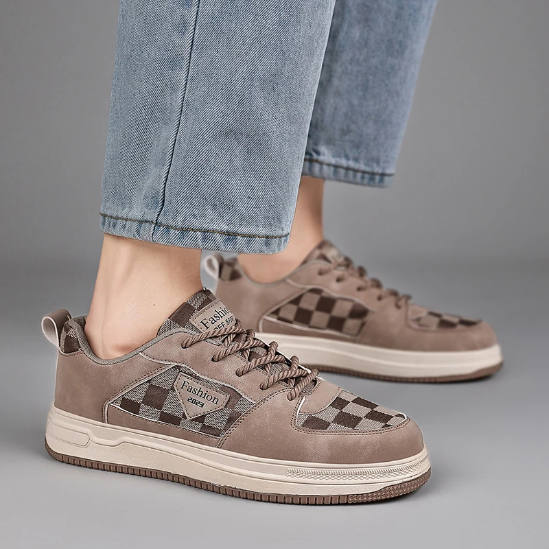 

Новые низкие мужские кроссовки на мягкой подошве со шнуровкой и цветными блоками. Прочная и модная прогулочная обувь на все сезоны.