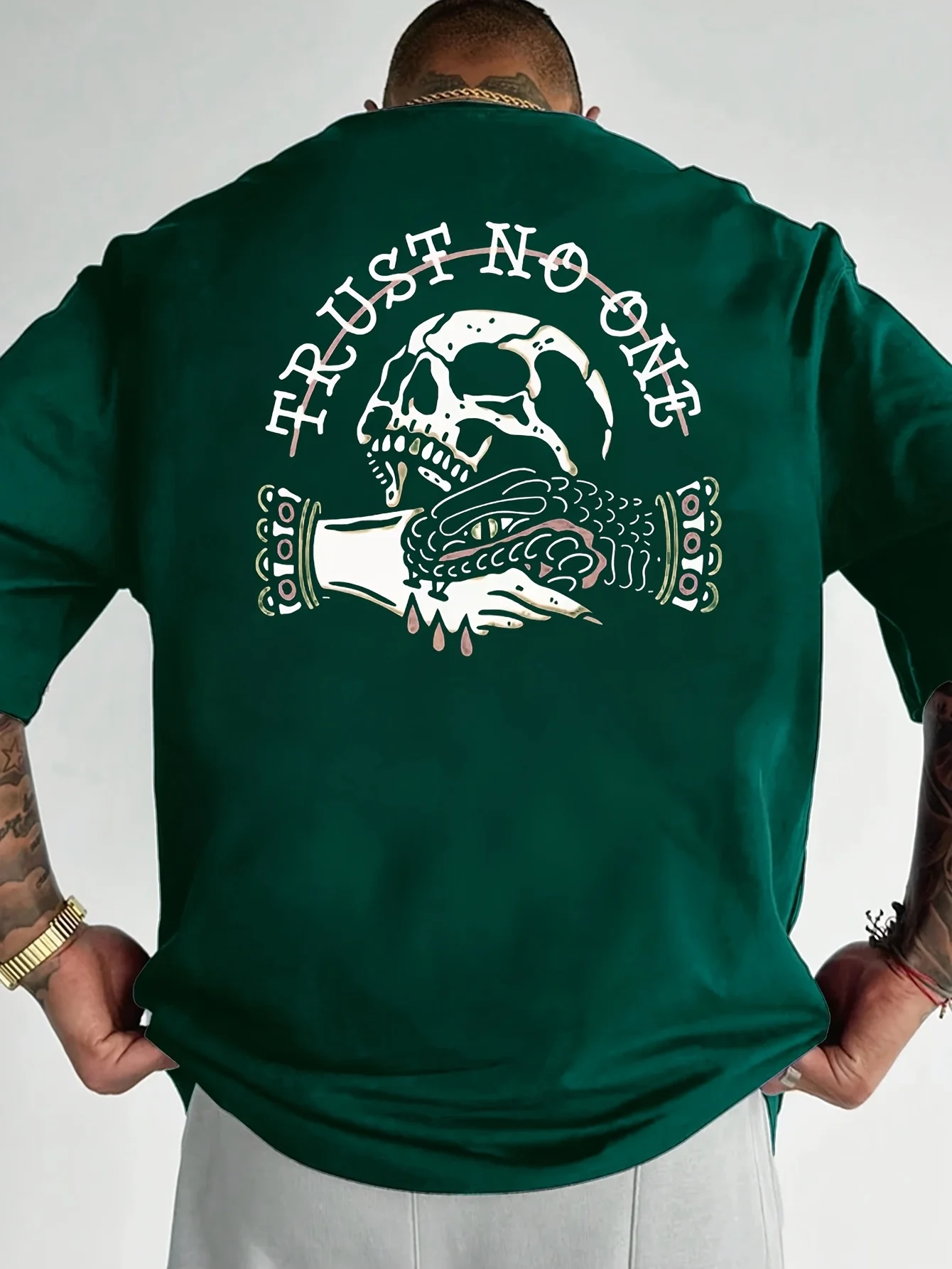 T-Shirt mit Totenkopf- und Hand-Tattoo-Grafik auf der Rückseite für Herren, aus 100 % Baumwolle, perfekt für den Sommer-Streetwear-Stil. – Detail 3