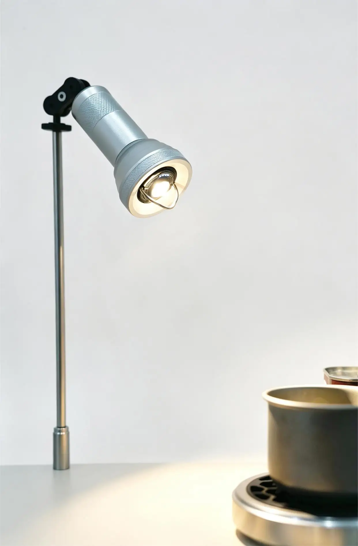 Outdoor-Camping-Scheinwerferabdeckung aus Aluminiumlegierung und Acrylmaterial, verwandelt Campinglicht mit einem Klick in einen starken Scheinwerfer, kompatibel mit Goalzero-Leuchten. – Detail 1