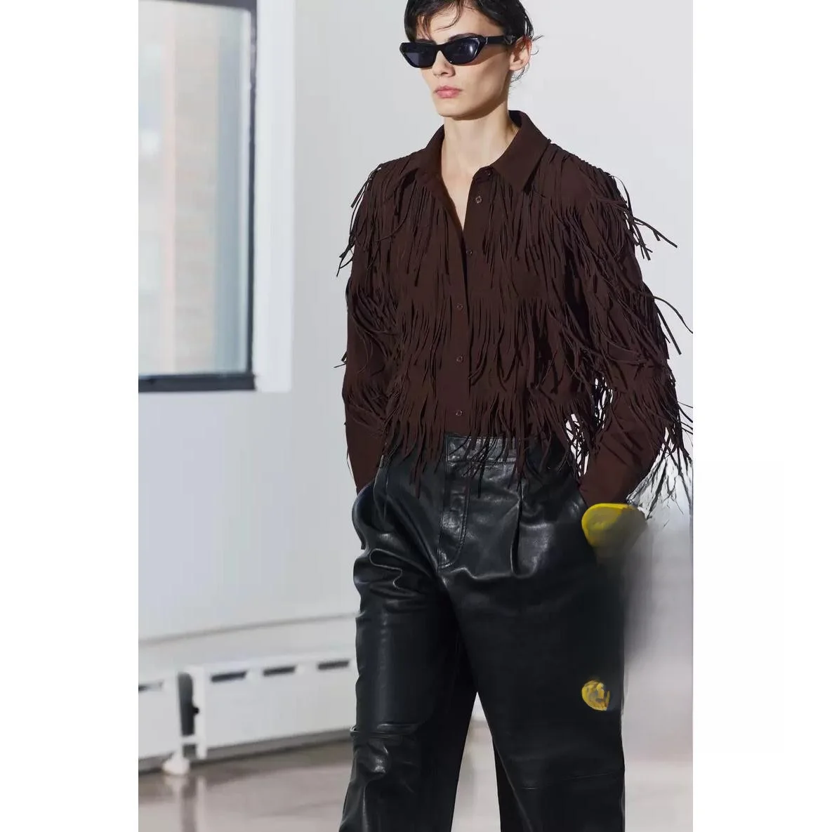 

Новинка осенне-зимнего сезона: женская удлиненная рубашка с отложным воротником, декорированная ультрадлинными бахромами, свободного кроя, из полиэфирного волокна.