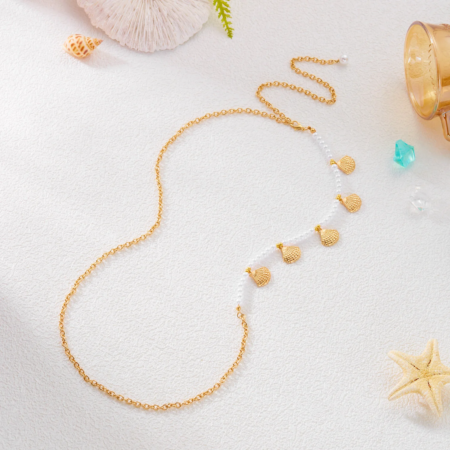 Minimalistische silberfarbene Seestern-Taillenkette für Damen mit weißen Perlen und Muschel-Spleißelementen – Sommer-Strand-Körperschmuck – Detail 5
