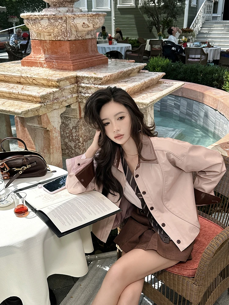 Jaqueta Feminina Zq Sweet Cool Rosa de Couro Ecológico com Cera, Design com Gola em Contraste, Estilo Motoqueiro Curta