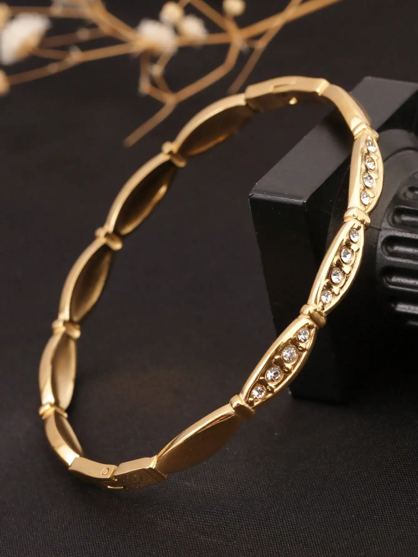 1 Stück Edelstahl-Armband mit geometrischen Linien, Strass-Einlage und 18K vergoldetem Verschluss, offenes Armband mit leicht luxuriösem Flair, High-End-Mode, vielseitig, geeignet für den täglichen