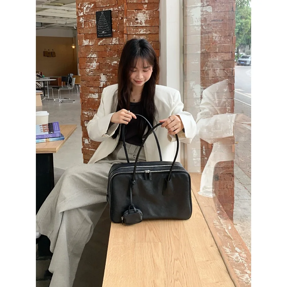 

Женская сумка для боулинга первого слоя из воловьей кожи, новинка 2025, высококачественная ретро-бостонская подушка, портативная маленькая квадратная сумка, большая вместимость, универсальная